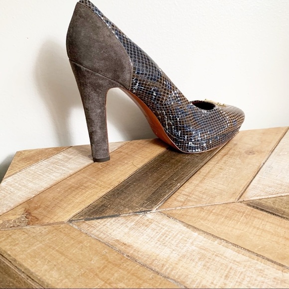 Marc by Marc Jacobs Logo Plaque Pumps - Picture 4 of 11